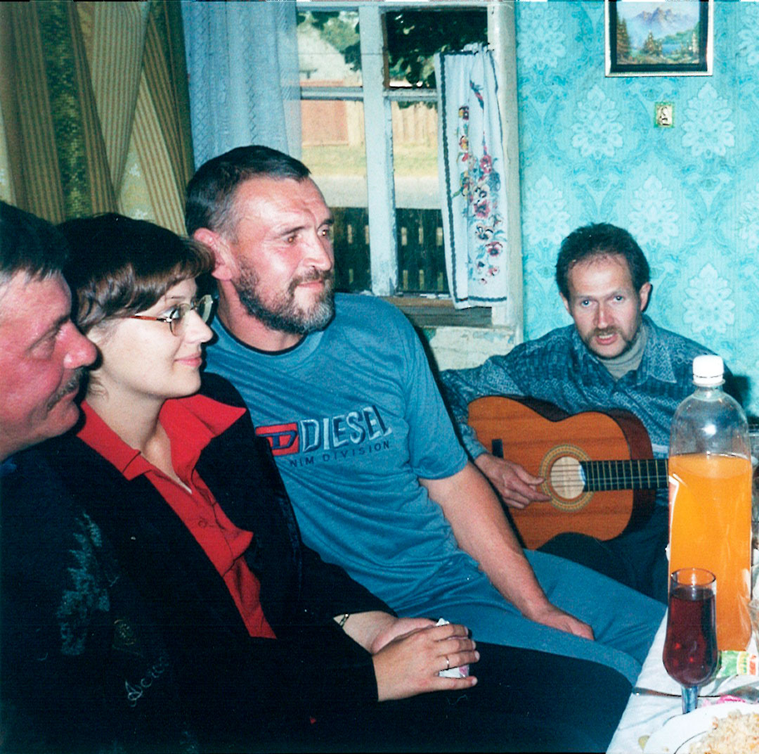 Анатоль Сыс у Гарошкаве са сваякамі і бардам Андрэем Мельнікавым.